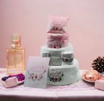 "Flower Little Princess" Τούρτα από πάνες-λευκά είδη και προίκα.